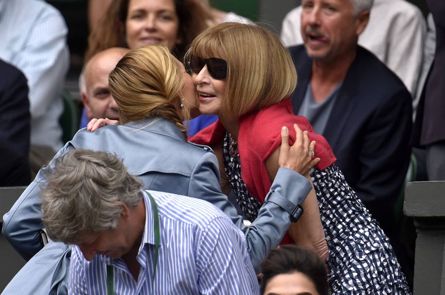 Scambio di baci con Jelena Djokovic (Wire Press Association)